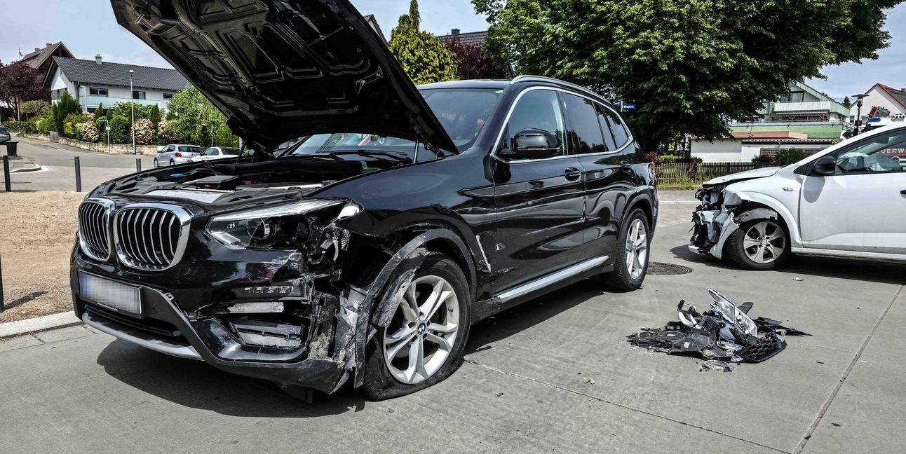 Die beiden Autos mussten abgeschleppt werden.