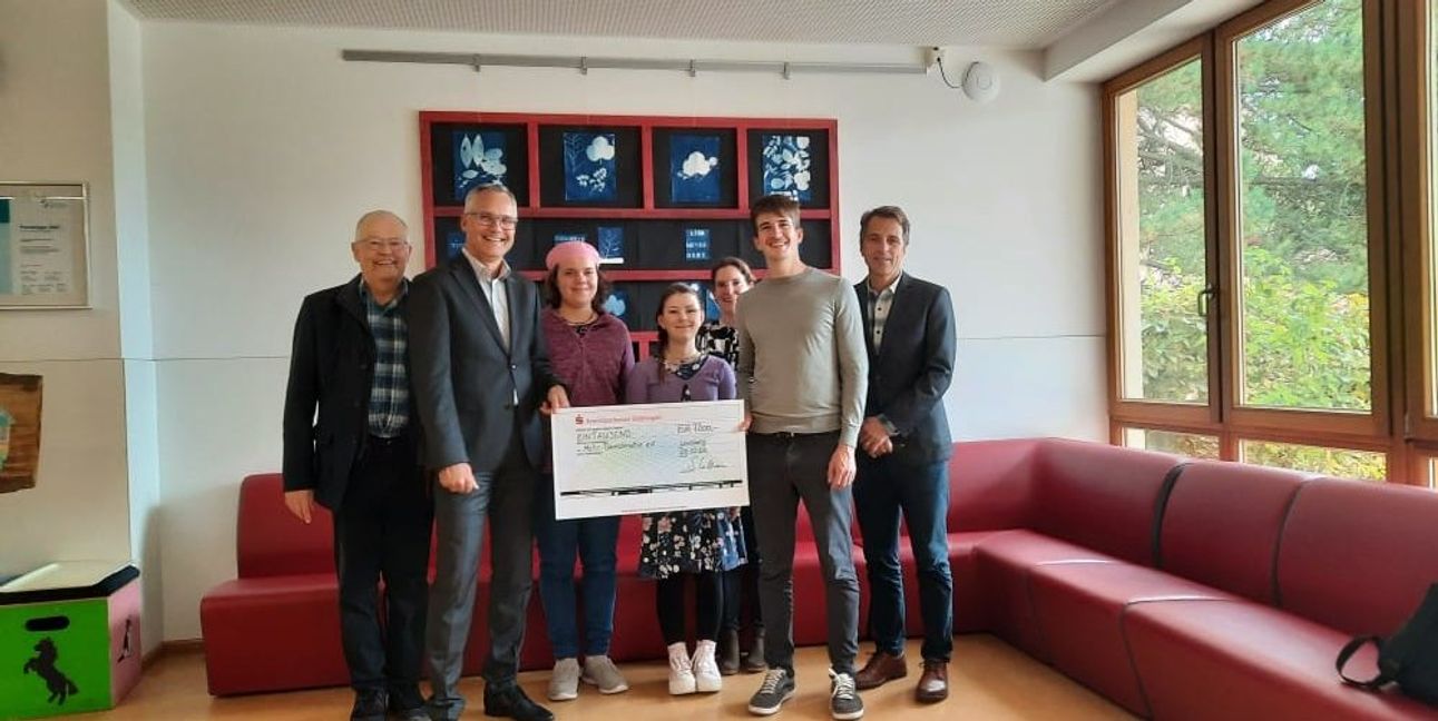 Auf dem Foto (von links): Reinhard Hackl, Steffen Killian (Kreissparkasse), Swantje Frey und Mia Albrecht (Schülerinnen der Karl-Georg Haldenwang-Schule), Julia Meixner (Konrektorin), Gabriel Gaa (Mehr Demokratie) und Timur Erdem (Schulleiter).