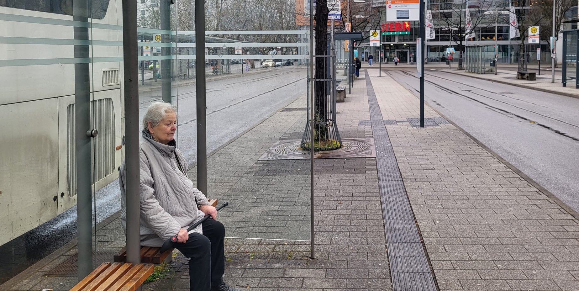 Ruth Pfeiffer wartete vergeblich auf einen Bus der sie nach Hause bringt.