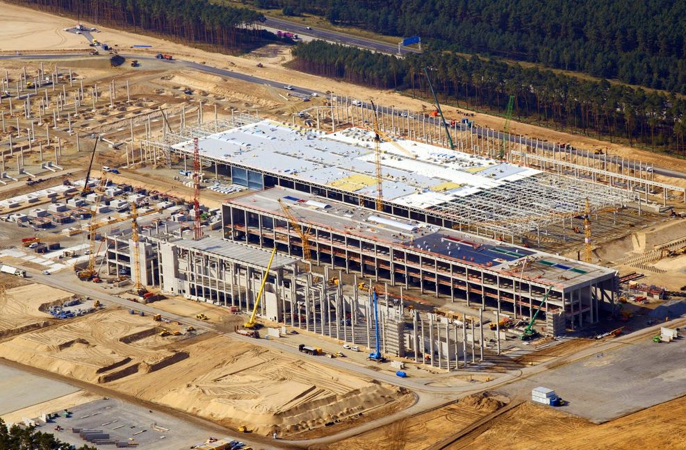 Die Gigafactory wächst: Schon im nächsten Jahr sollen  in Grünheide nahe Berlin die ersten Fahrzeuge vom Band rollen.