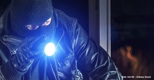 Der Mann durchsuchte denGartenschuppen nach Wertsachen.