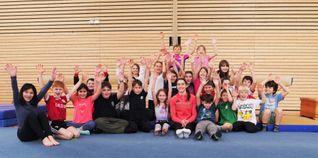 Gruppenbild mit den Schülern, die sichtlich Spaß an diesem besonderen Sport-Unterricht mit Helen Kevric hatten