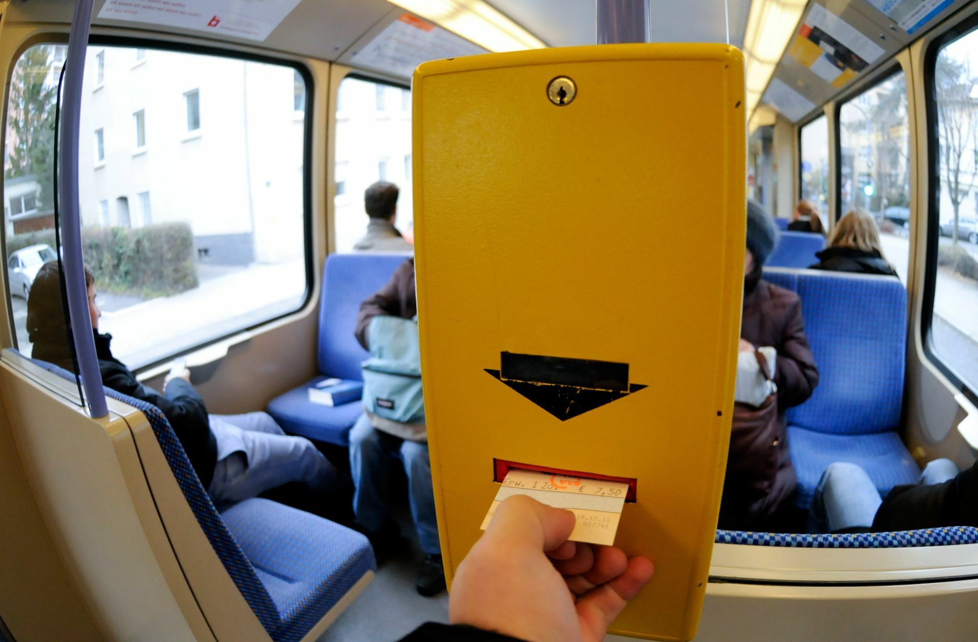 Wer sein Ticket nicht abstempelt,  kann auch ins Gefängnis kommen.
