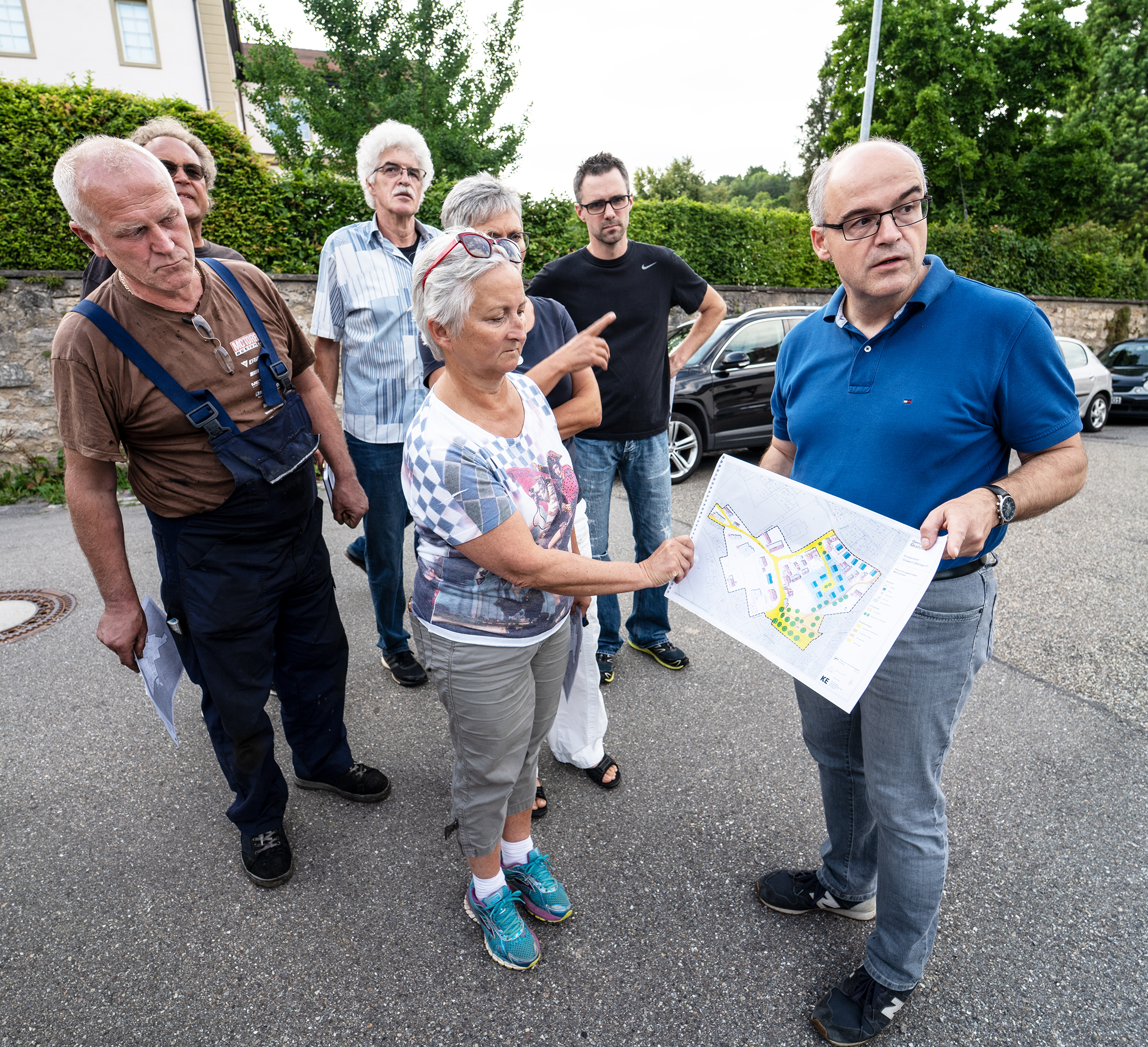 Grafenaus Bürgermeister Martin Thüringer lud zur ersten Sommertour durch den Ortskern Dätzingen ein.