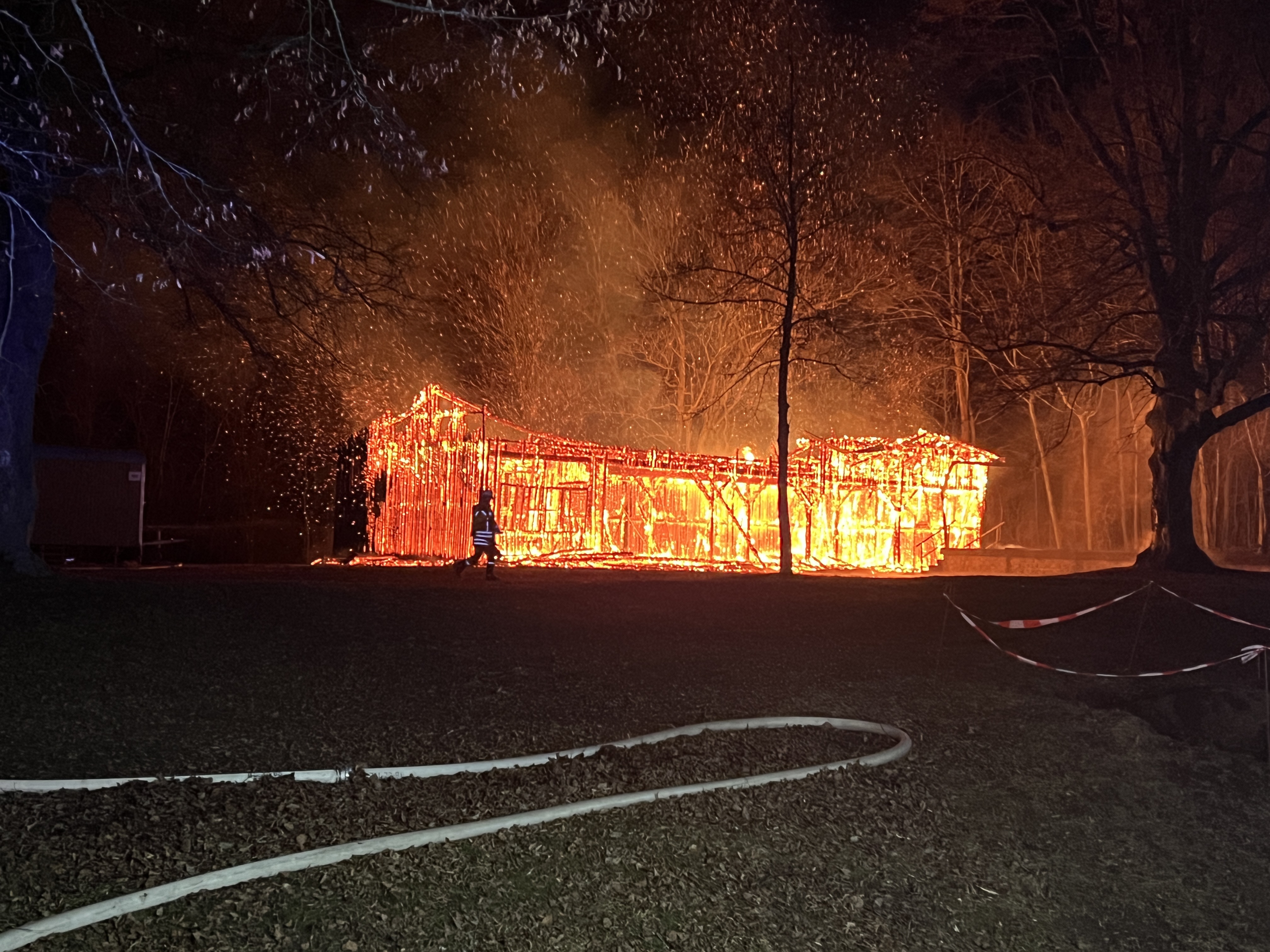 Als die Feuerwehr entraf, stand die Blockhütte an den Buchen schon in Flammen. Bild: Feuerwehr Magstadt