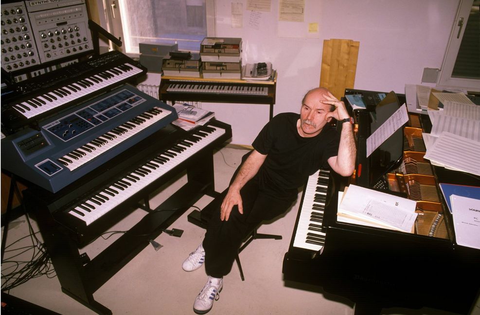 Dauner 1987 in seinem Stuttgarter Studio mit seinen Keyboards und frühen Synthesizern (links oben).