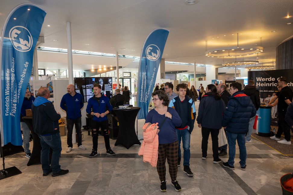 Die SZ/BZ-Azubi-Messe brachte in der Stadthalle viele Interessierte und Aussteller zusammen. Bilder: Nüßle