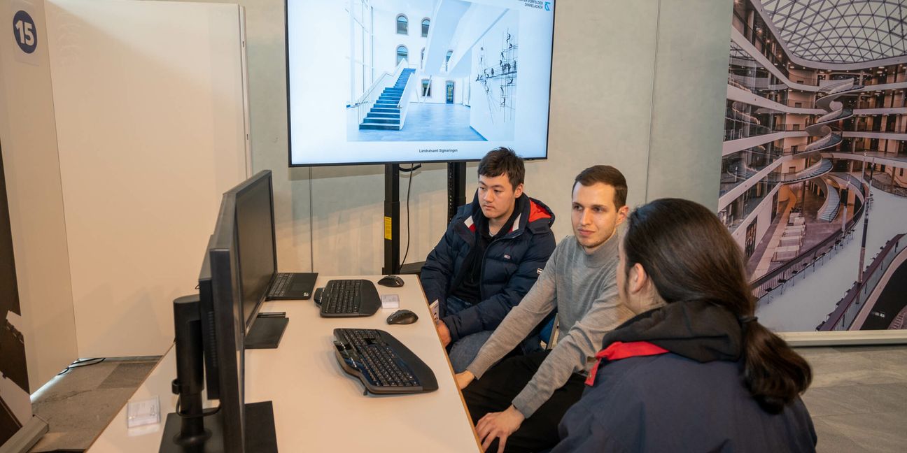 Philipp Heugel (rechts) und Tobias Mattner (links) informieren sich bei Maximilian Vogt über eine Ausbildung als Bauzeichner bei Mayer-Vorfelder und Dinkelacker, Ingenieurgesellschaft für Bauwesen. Bild: Nüßle