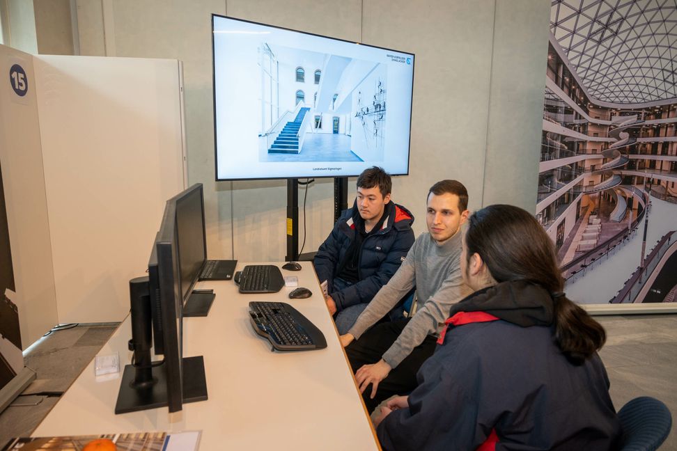 Philipp Heugel (rechts) und Tobias Mattner (links) informieren sich bei Maximilian Vogt über eine Ausbildung als Bauzeichner bei Mayer-Vorfelder und Dinkelacker, Ingenieurgesellschaft für Bauwesen. Bild: Nüßle