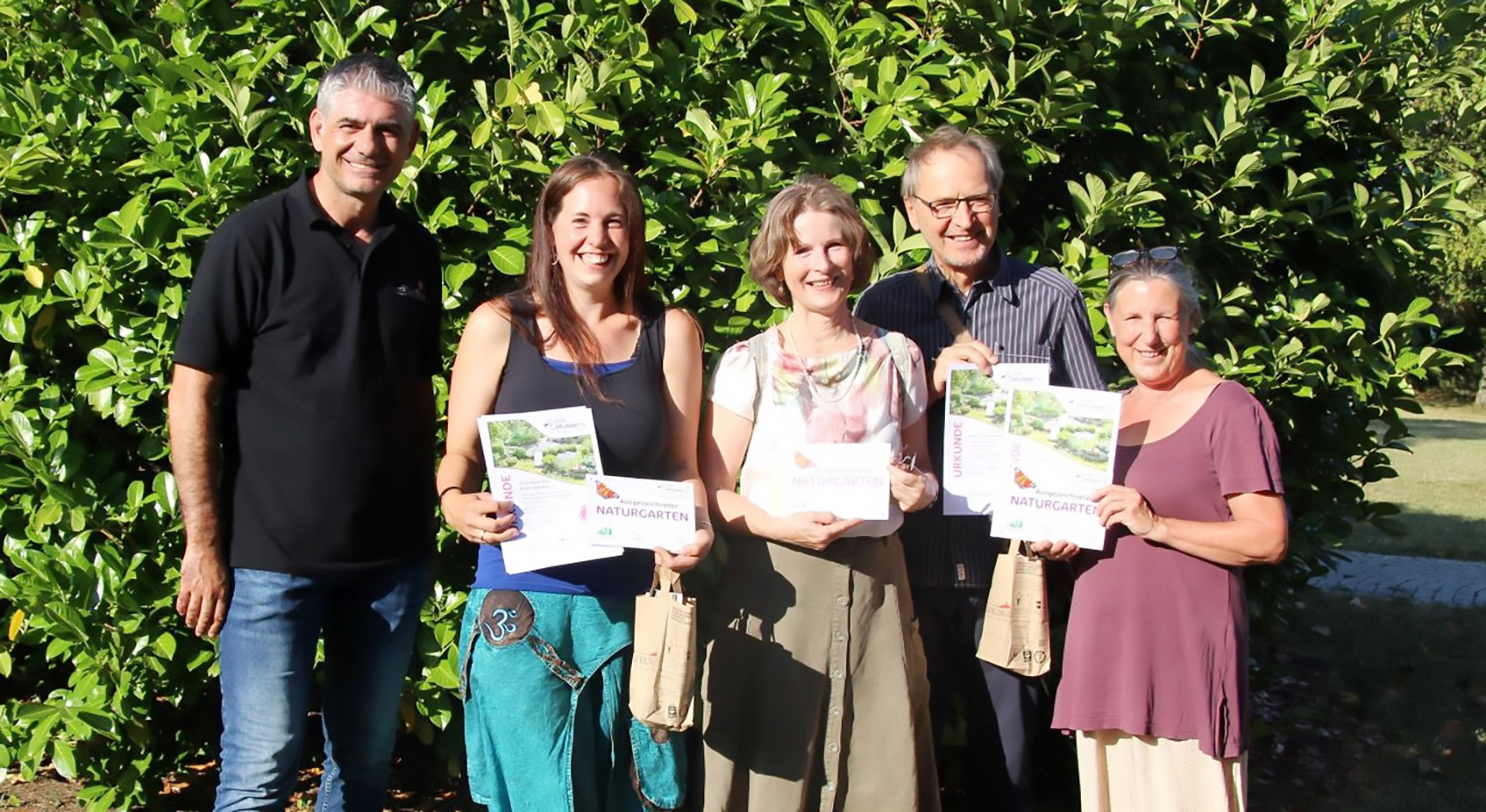 Bürgermeister Ioannis Delakos (von links) mit Sarah Maier-Renz, Karin und Peter Hartkopf und Martina Schmid – den Gewinnern des Holzgerlinger Naturgartenwettbewerbs.    Bild: z