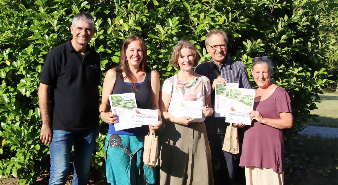 Bürgermeister Ioannis Delakos (von links) mit Sarah Maier-Renz, Karin und Peter Hartkopf und Martina Schmid – den Gewinnern des Holzgerlinger Naturgartenwettbewerbs.    Bild: z