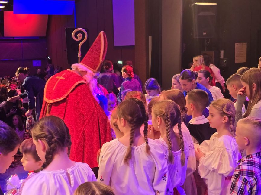 Der Nikolaus verteilte im Maichinger Bürgerhaus die Geschenke an die braven Kinder. Bild: z