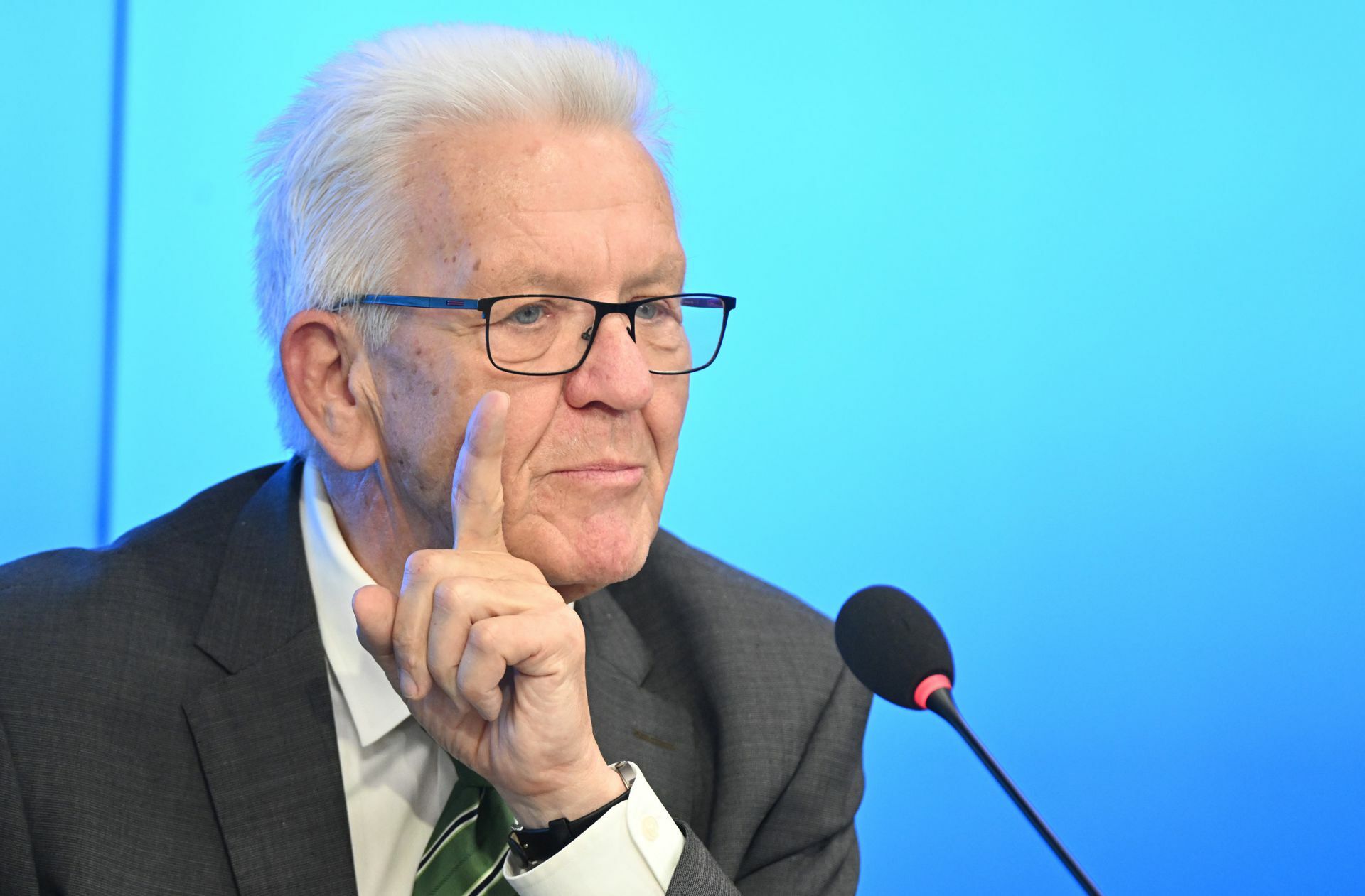 Bevor er  Politiker wurde, war Winfried Kretschmann  Lehrer. Er glaubt nicht an „olle Kamellen“ zur Lösung der Qualitätsprobleme an den Grundschulen.