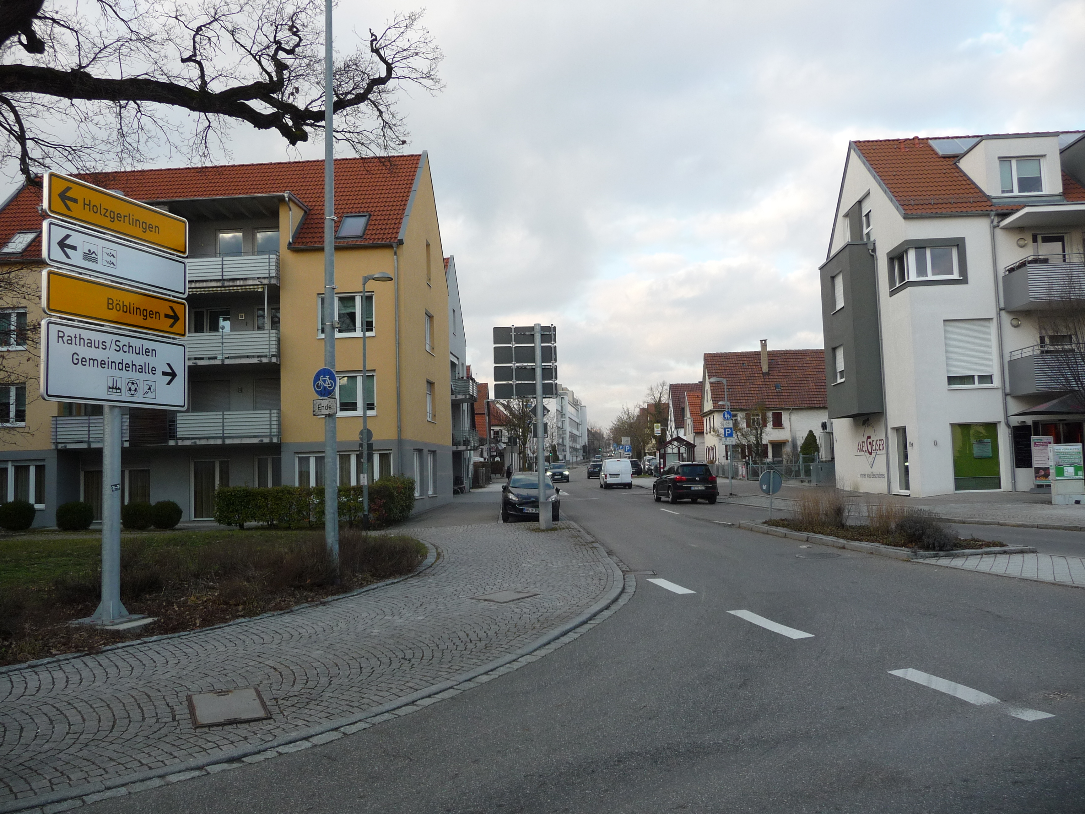 Die Böblinger Straße, hier ab der Kreuzung Wettgasse/Holzgerlinger Straße, gehört zu den Straßen, auf denen die Gemeinde Schönaich die Höchstgeschwindigkeit von 50 auf 30 km/h reduzieren wird.  Bild: Reichert