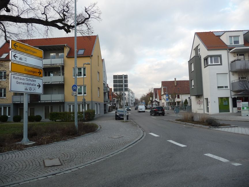 Die Böblinger Straße, hier ab der Kreuzung Wettgasse/Holzgerlinger Straße, gehört zu den Straßen, auf denen die Gemeinde Schönaich die Höchstgeschwindigkeit von 50 auf 30 km/h reduzieren wird.  Bild: Reichert