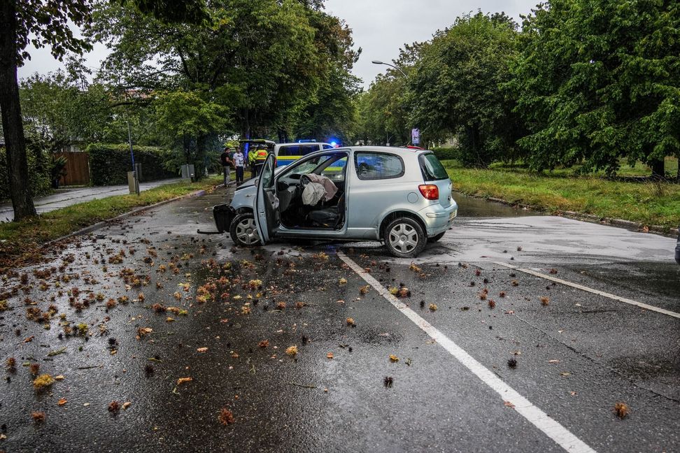 Die Unfallursache steht noch nicht fest. Die Leonberger Straße war während der Unfallaufnahme gesperrt. Bild: SDMG/Dettenmeyer