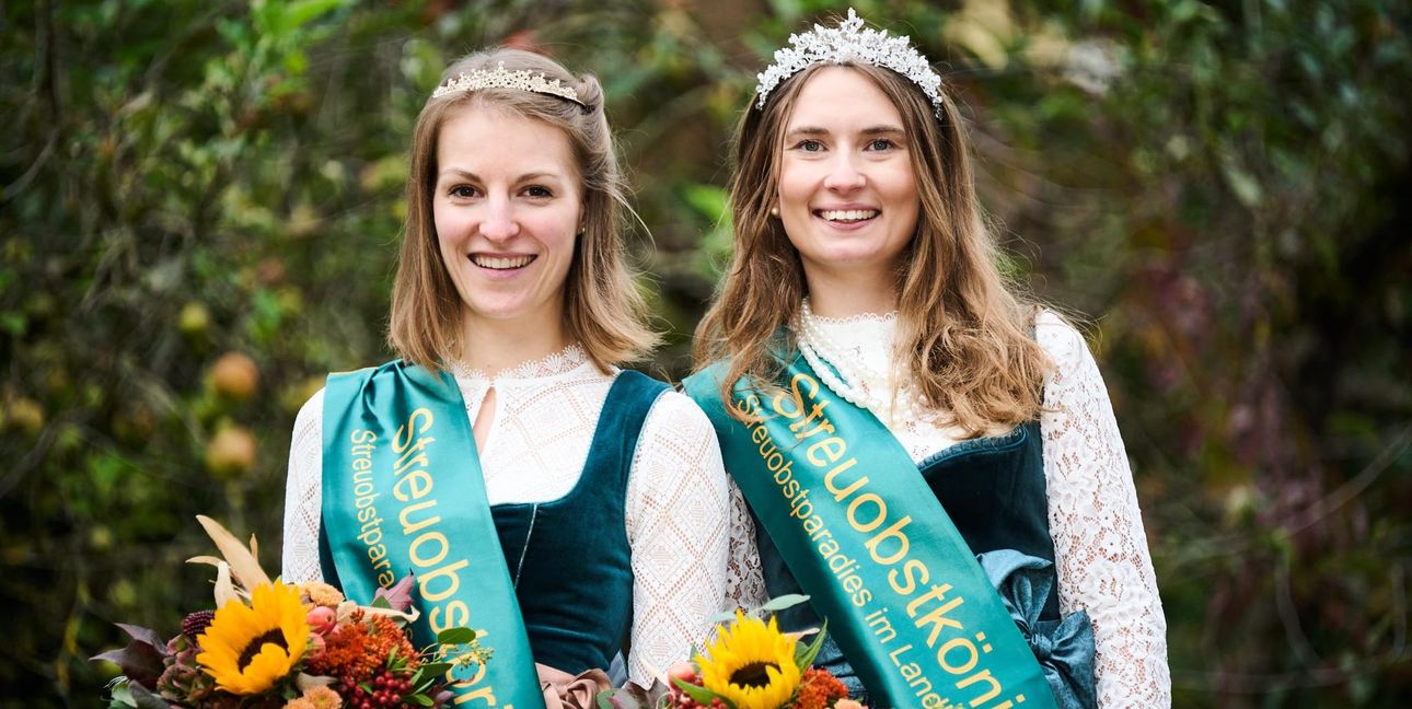 Die neue Streuobstkönigin Linda Österle (rechts) mit der Streuobstprinzessin Nadine Haderer.
