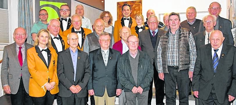 Die verdienten Mitglieder des Musikvereins Schönaich. Seit 70 Jahren sind Hans Hildebrand und Anton Proszamer dabei.  Bild: z