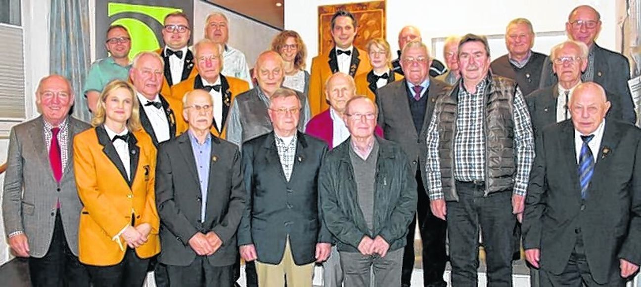 Die verdienten Mitglieder des Musikvereins Schönaich. Seit 70 Jahren sind Hans Hildebrand und Anton Proszamer dabei.  Bild: z