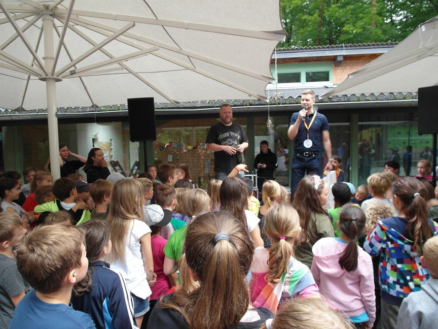 EJW-Jugendarbeiter Mathias Moroff und Böblingens  Erster Bürgermeister Tobias Heizmann im Waldheim Tannenberg.