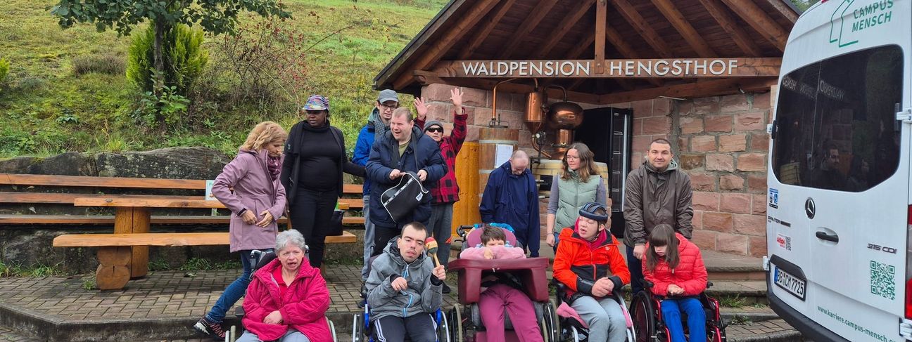 Teilnehmende und Betreuende der ersten gemeinsamen Freizeit von GWW und Lebenshilfe Sindelfingen vor der Waldpension Hengsthof in Oberkirch.