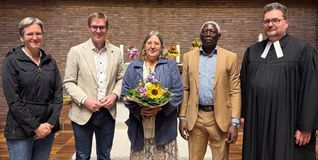 Auf dem Foto (v. l. n. r.): Almut Cobet, Oberbürgermeister Markus Kleemann, Karin Feiler, Alain Bako und Dekan Markus Frasch.