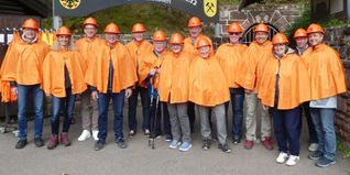 Sportkreispräsidium und -rat vor dem Besucherbergwerk in Neubulach.