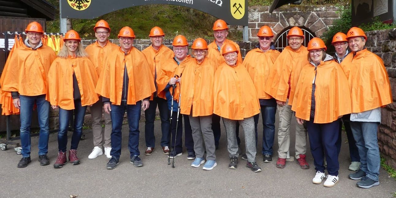 Sportkreispräsidium und -rat vor dem Besucherbergwerk in Neubulach.