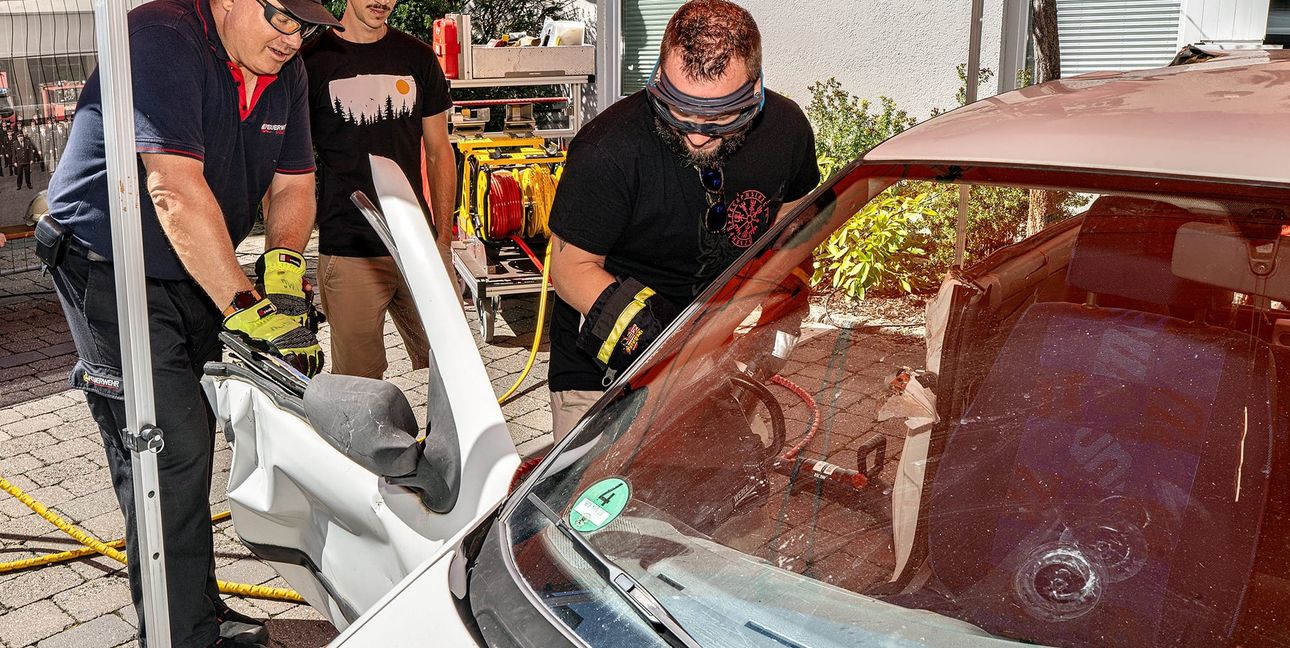 Aidlinger Feuerwehrleute bei einer Demonstration auf dem Heckengäutag.