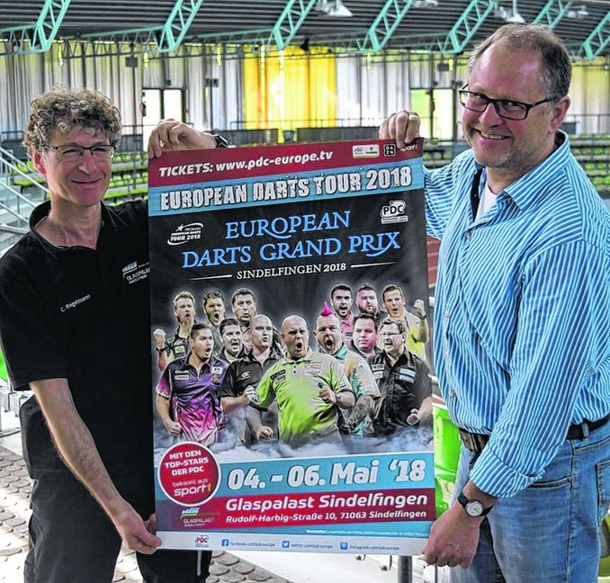Den Glaspalast-Machern Claus Regelmann (links) und Uwe Dieterich gefällt die besondere Atmosphäre beim Darts. Bilder: Krauter