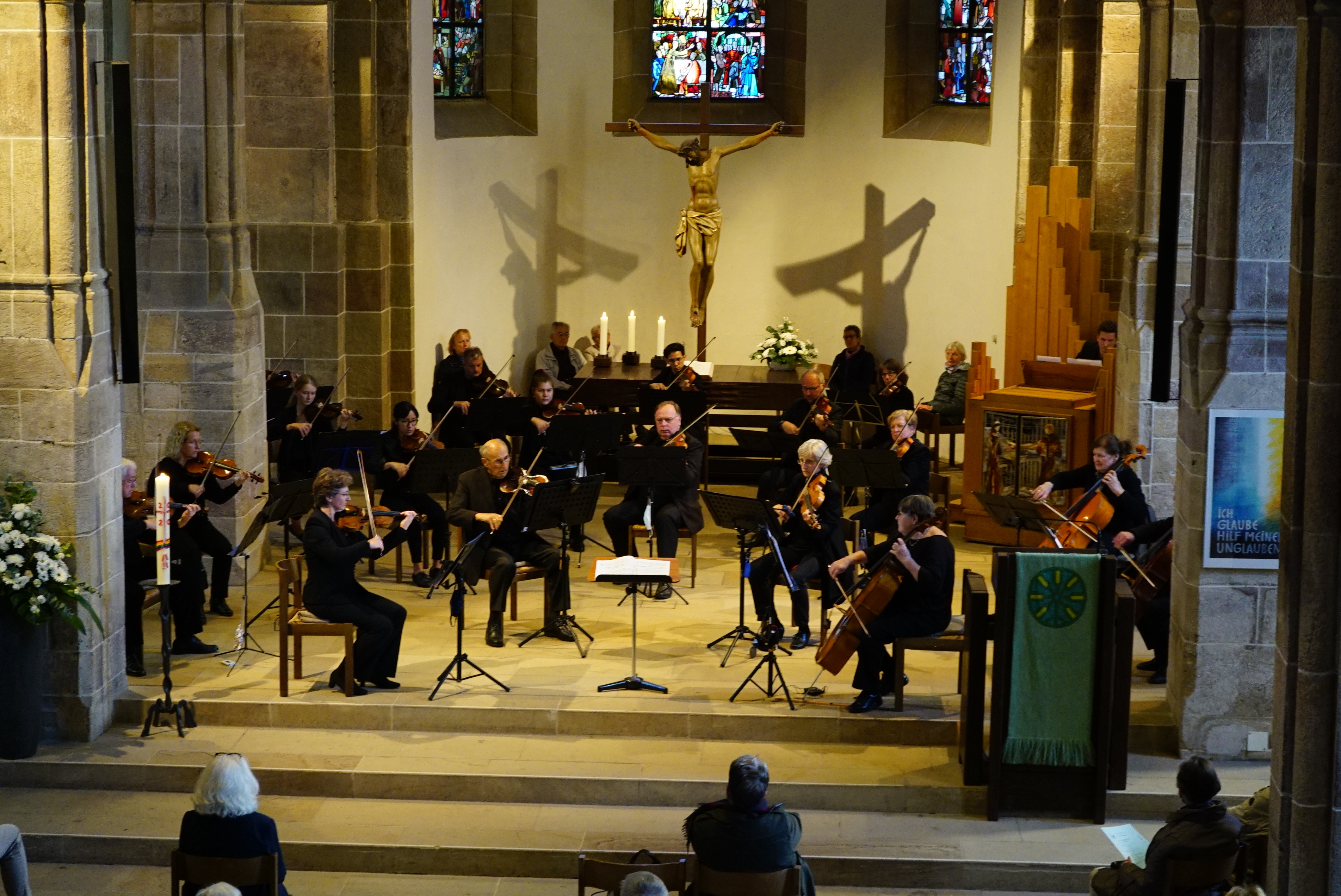 DAs Stiftshoforchester mit Daniel Tepper an der Trefz-Orgel. Bild: Heiden