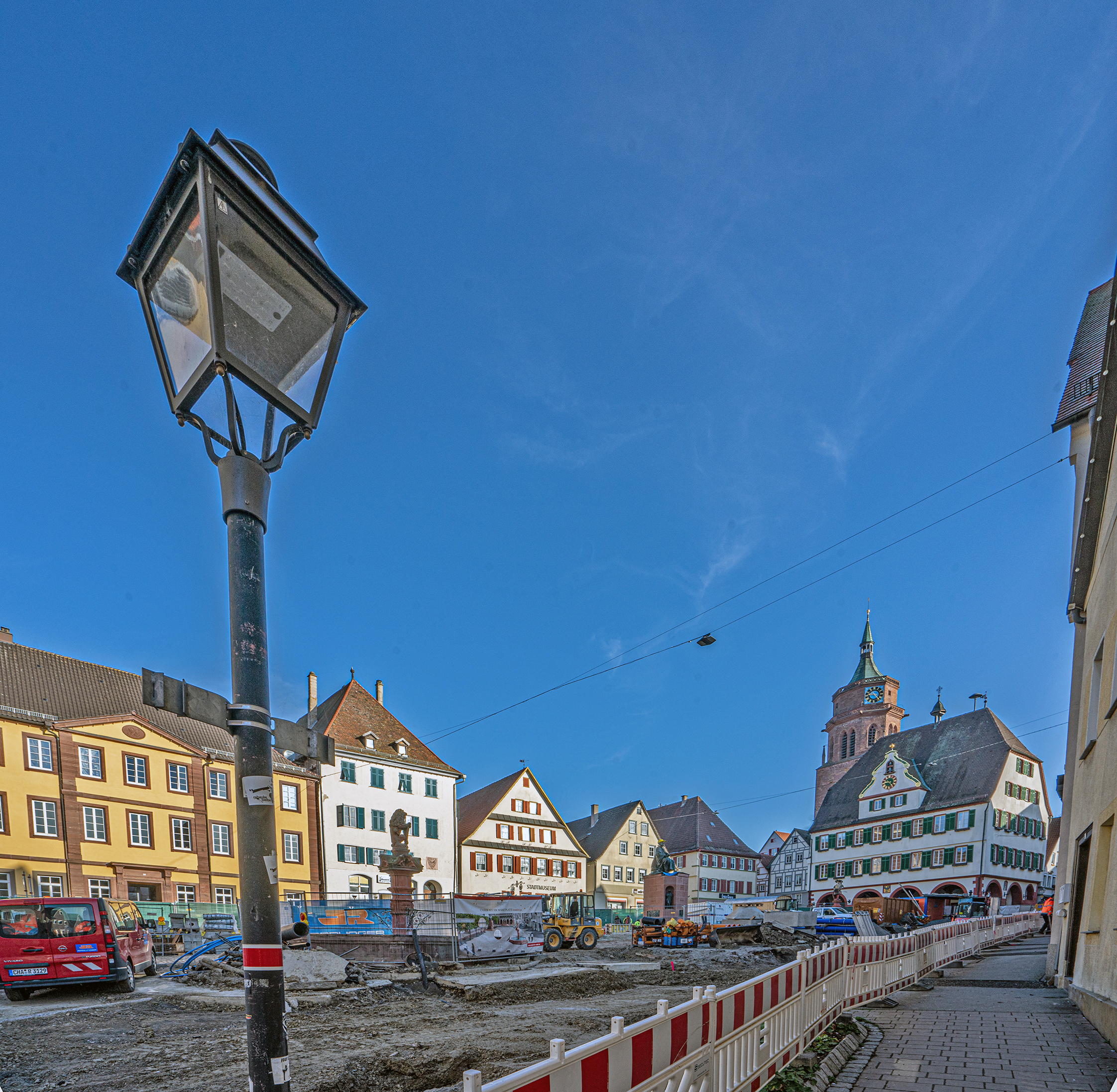 Eine einzige Baustelle ist derzeit der Marktplatz in Weil der Stadt, der neu gestaltet wird.           Bild: Richter