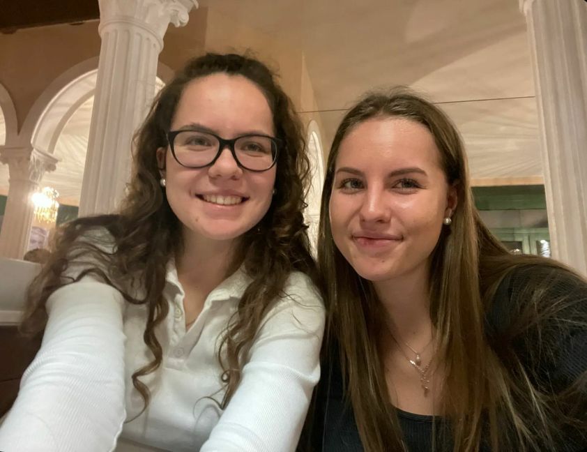 Die große Schwedter Alexandra (links) betreut Annett Kaufmann auf der Südamerika-Reise.