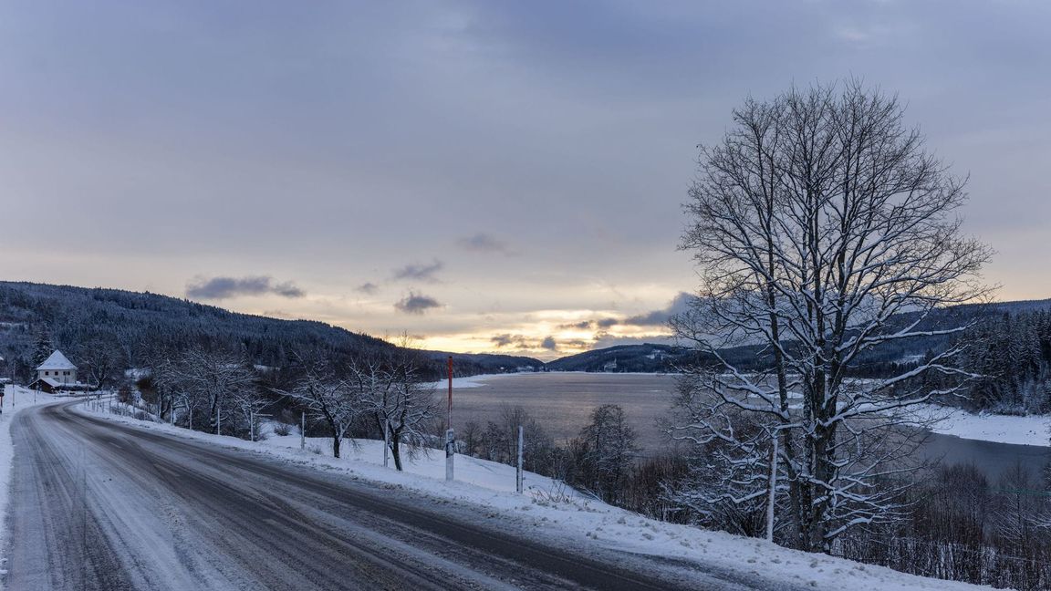 In höheren Lagen in Baden-Württemberg soll es am Wochenende schneien. (Archivbild)