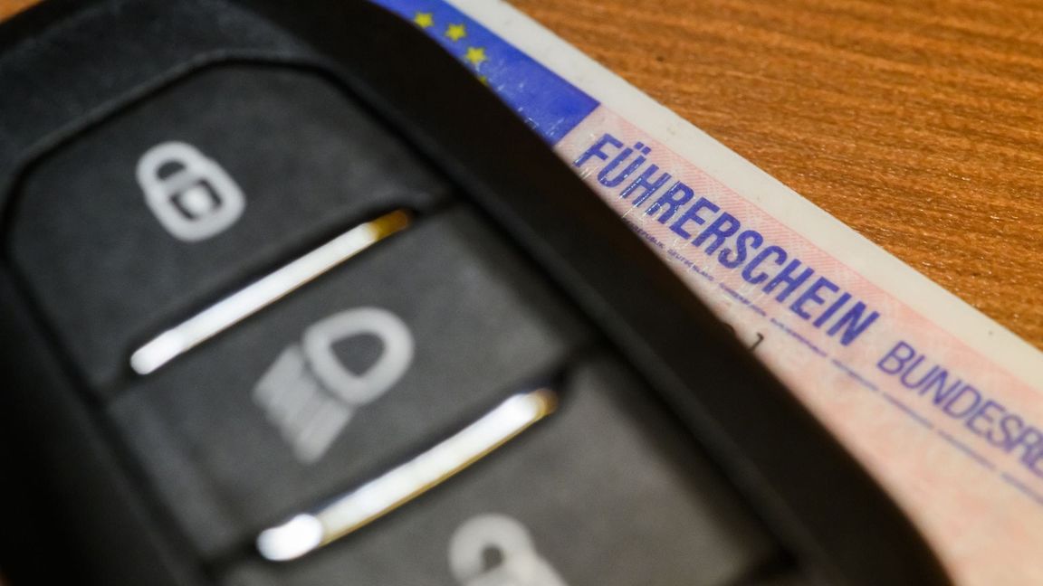 Sollten Fahrschüler bereits während der Ausbildung mit den Eltern fahren dürfen? (Symbolbild)