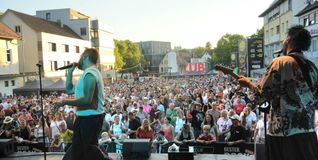 Volles Haus: Radioactive rocken den Sindelfinger Marktplatz.