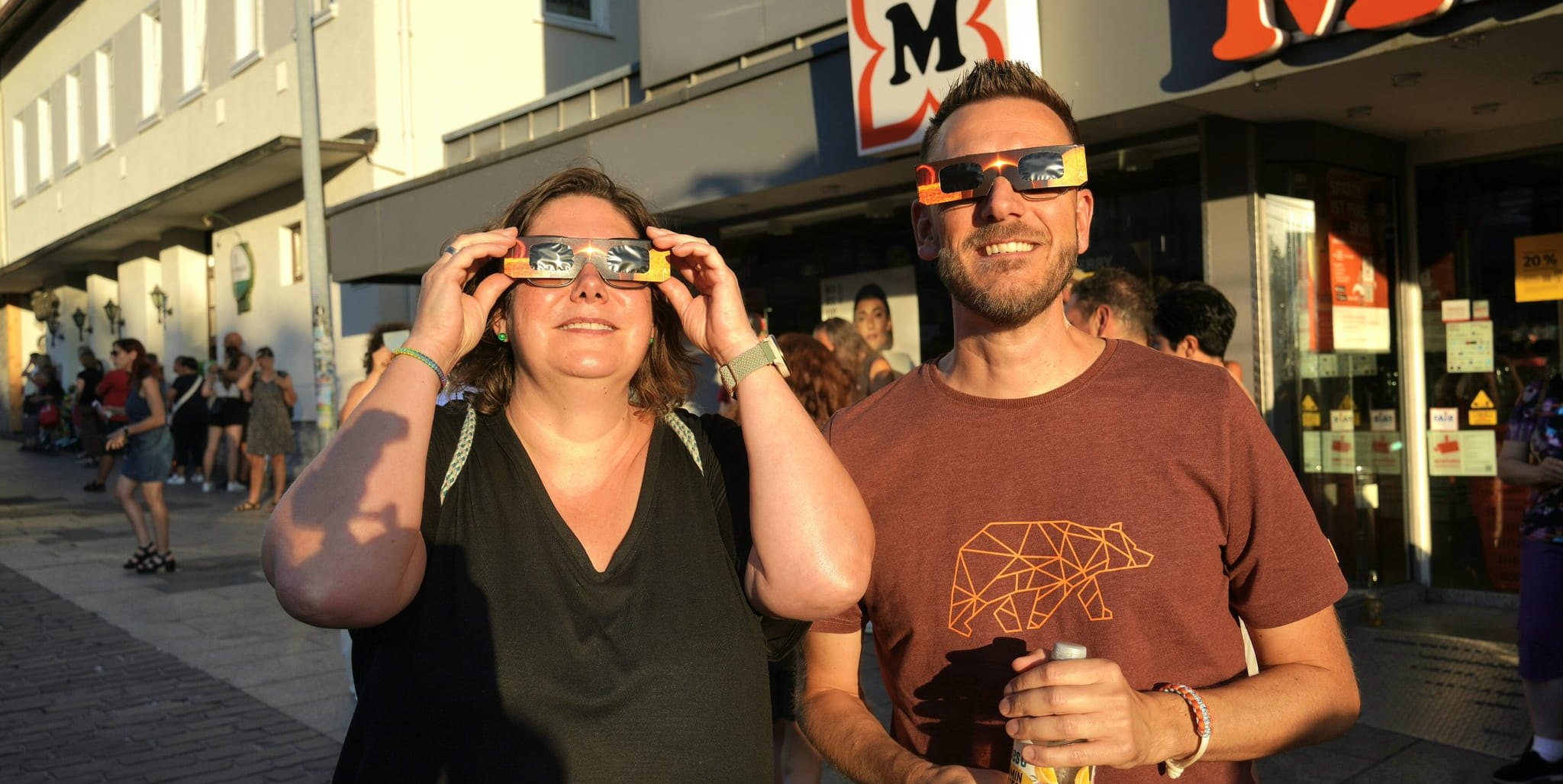 Mit Sonnenfinsternisbrillen verfolgen Besucher das setlene Himmelsschauspiel.