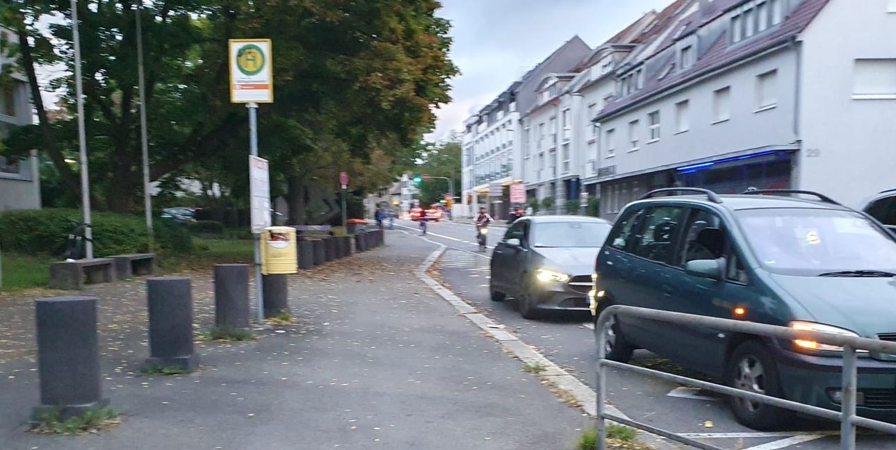 Autos in der Busbucht? Zu Schulbeginn ein alltägliches Bild.