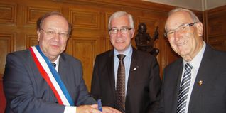 Start der Kulturoffensive 2011 in Corbeil-Essonnes: links Bürgermeister Jean-Pierre Bechter, der Erste Beigeordnete Jean-Michel Fritz und Erwin Stürm, einst Motor für die Jumelage in Sindelfingen.