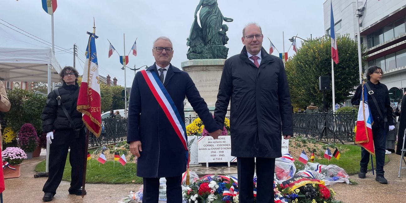 Bürgermeister Bruno Piriou (links) und Oberbürgermeister Dr. Bernd Vöhringer Hand in Hand 2024 bei der Gedenkfeier zum Ende des Ersten Weltkriegs in Corbeil-Essonnes.