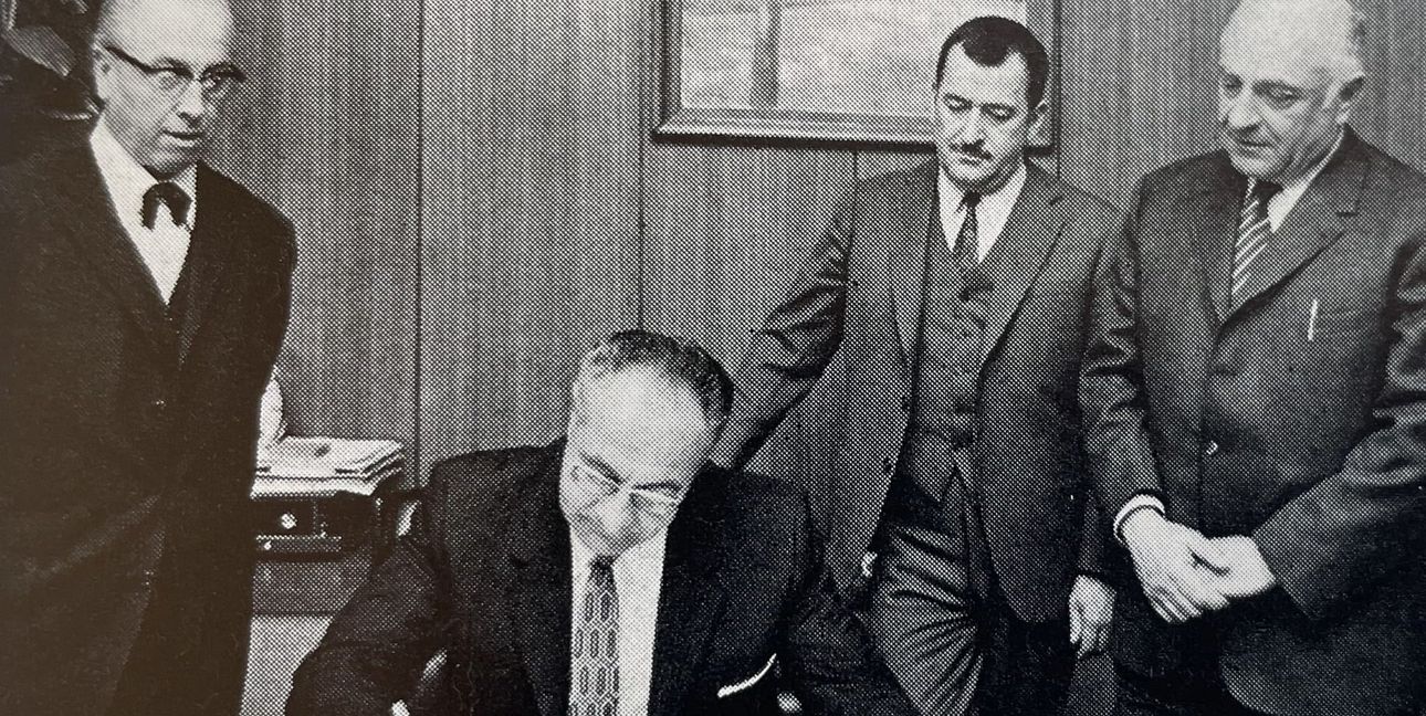 Sindelfingens Oberbürgermeister Arthur Gruber (links) lädt Roger Combrisson 1971 zum Eintrag ins Goldene Buch der Stadt ein. Ganz rechts Pierre Weisse.