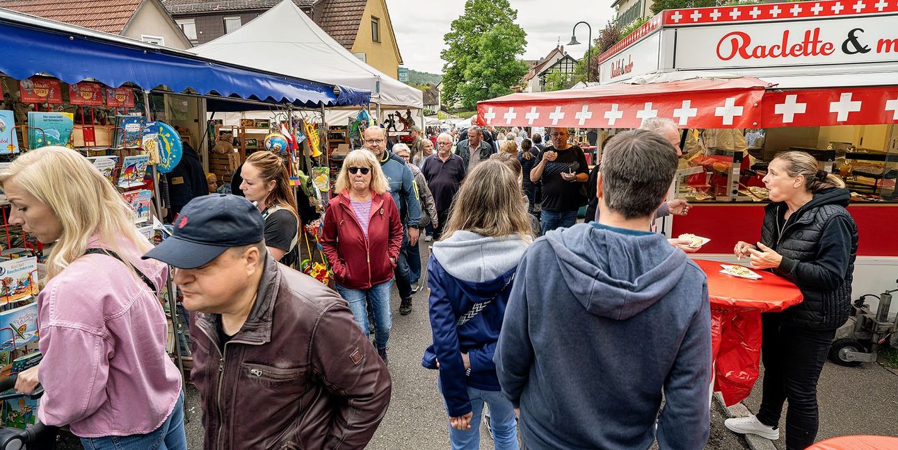 Ab dem Mittag war die Besucherzahl beim Vatertagsmarkt so groß, dass es schwierig wurde voran zu kommen.