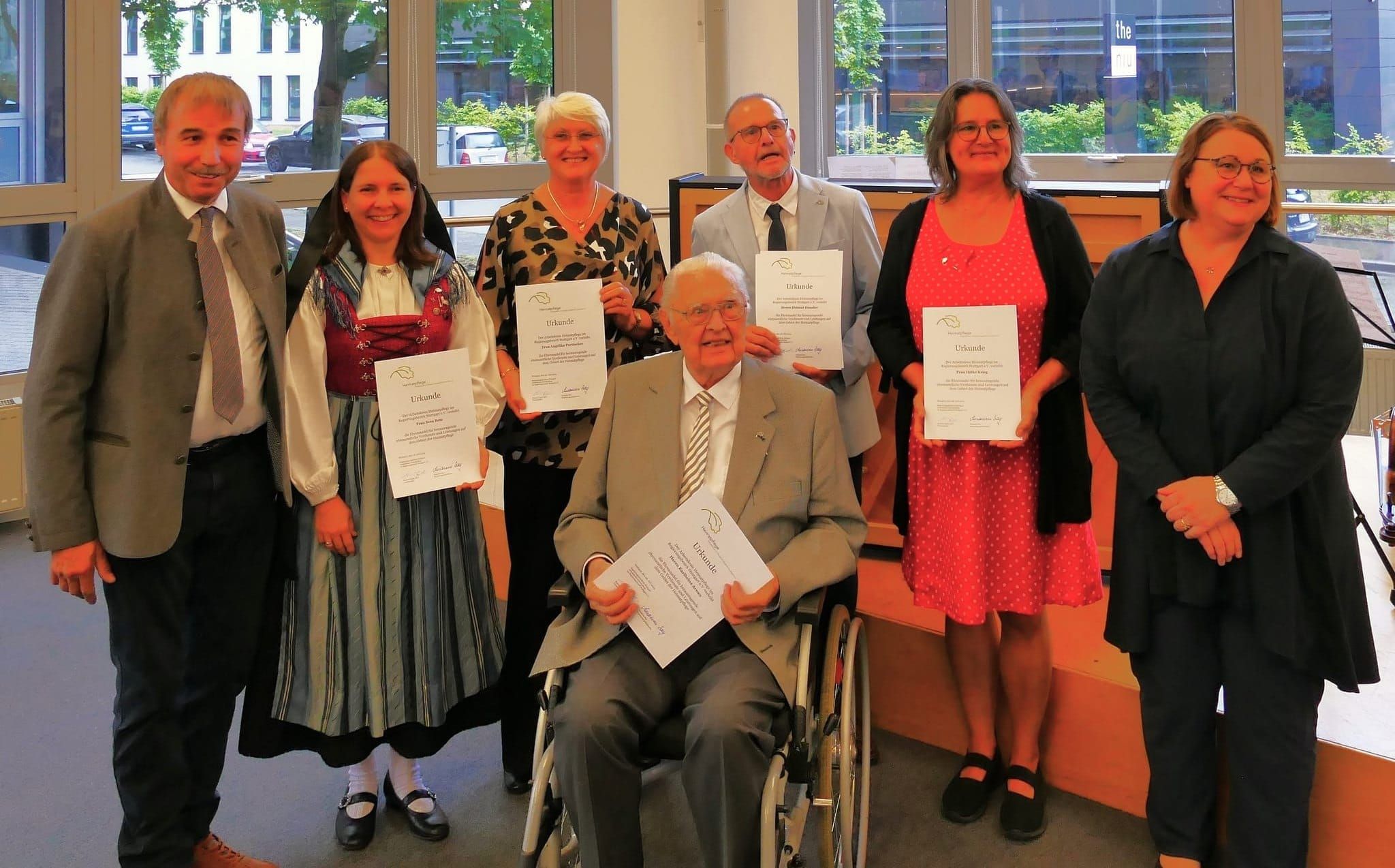 Karlheinz Arnau (Mitte) hat von Regierungsvizepräsidentin Sigrun von Strauch und dem Vorsitzenden des Arbeitskreises Heimatpflege, Konrad Epple, im Europasaal des Regierungspräsidiums Stuttgart dieses Jahr die Ehrennadel des Arbeitskreises Heimatpflege bekommen.