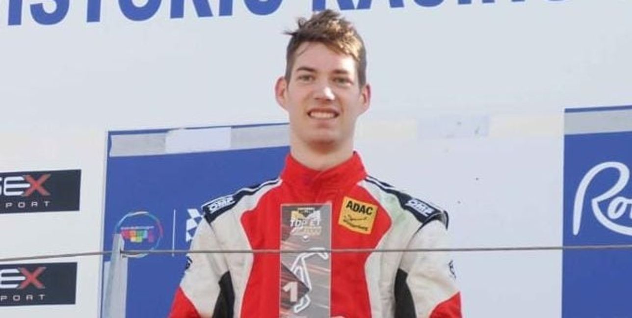 Der Maichinger André Petropoulos mit dem Pokal auf dem Siegertreppchen.  Der 21-Jährige freut sich schon auf die Motorsport-Saison 2026. Bild: z