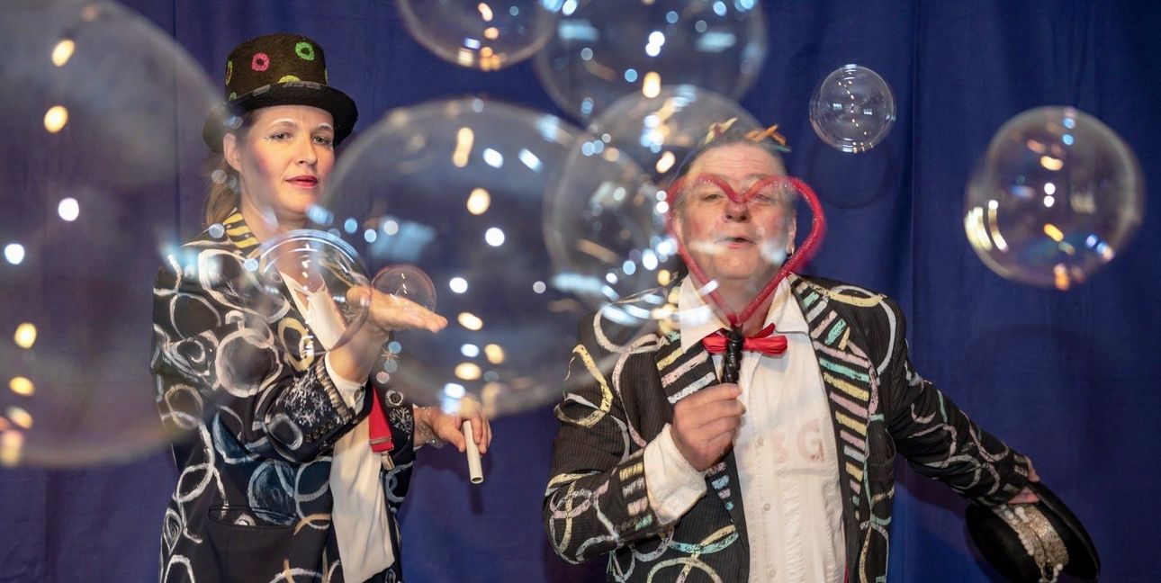 Imer wieder faszinierend ist das Spiel mit den Seifenblasen.