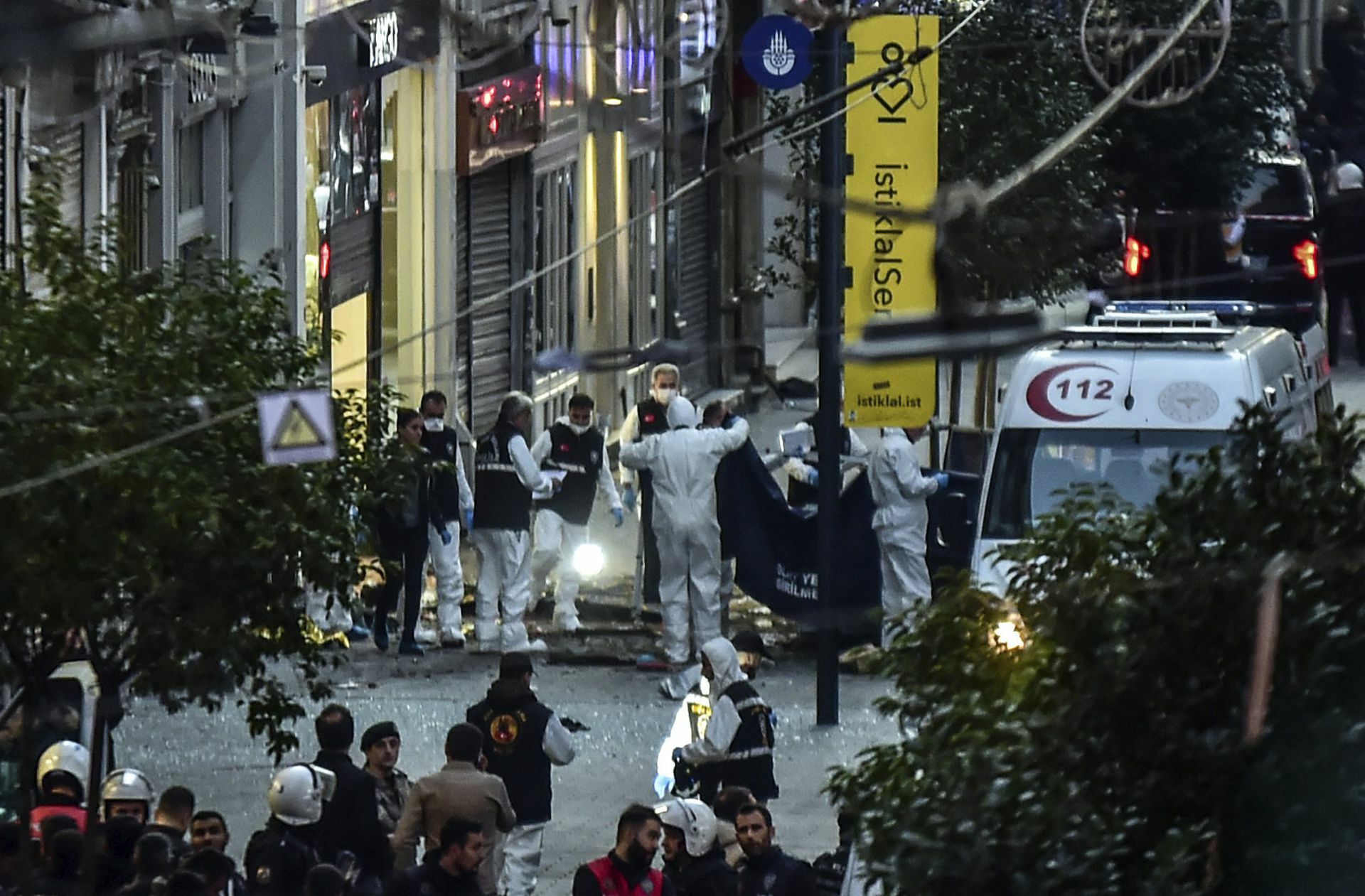 Gerichtsmediziner bergen eine Leiche auf der beliebten Fußgängerzone Istiklal.