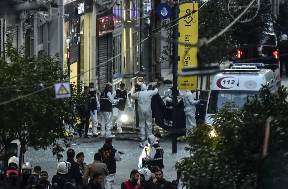 Gerichtsmediziner bergen eine Leiche auf der beliebten Fußgängerzone Istiklal.