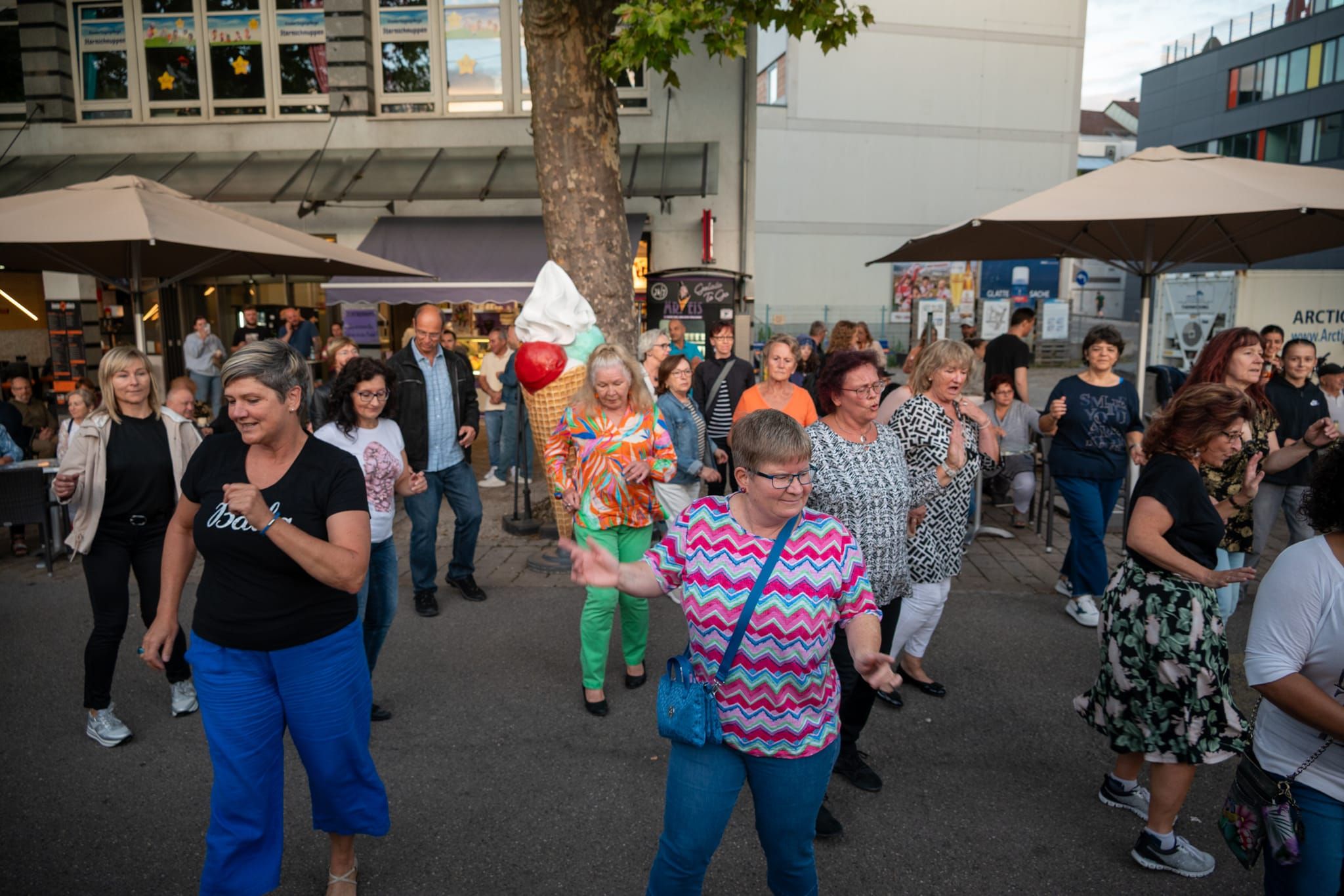 Anja Henkies (links, schwarzes Shirt) und viele weitere Tänzerinnen der Latino Linedance-Gruppe schlossen sich den Tänzern in der Kleinen Mercedesstraße an. Bilder: Nüßle