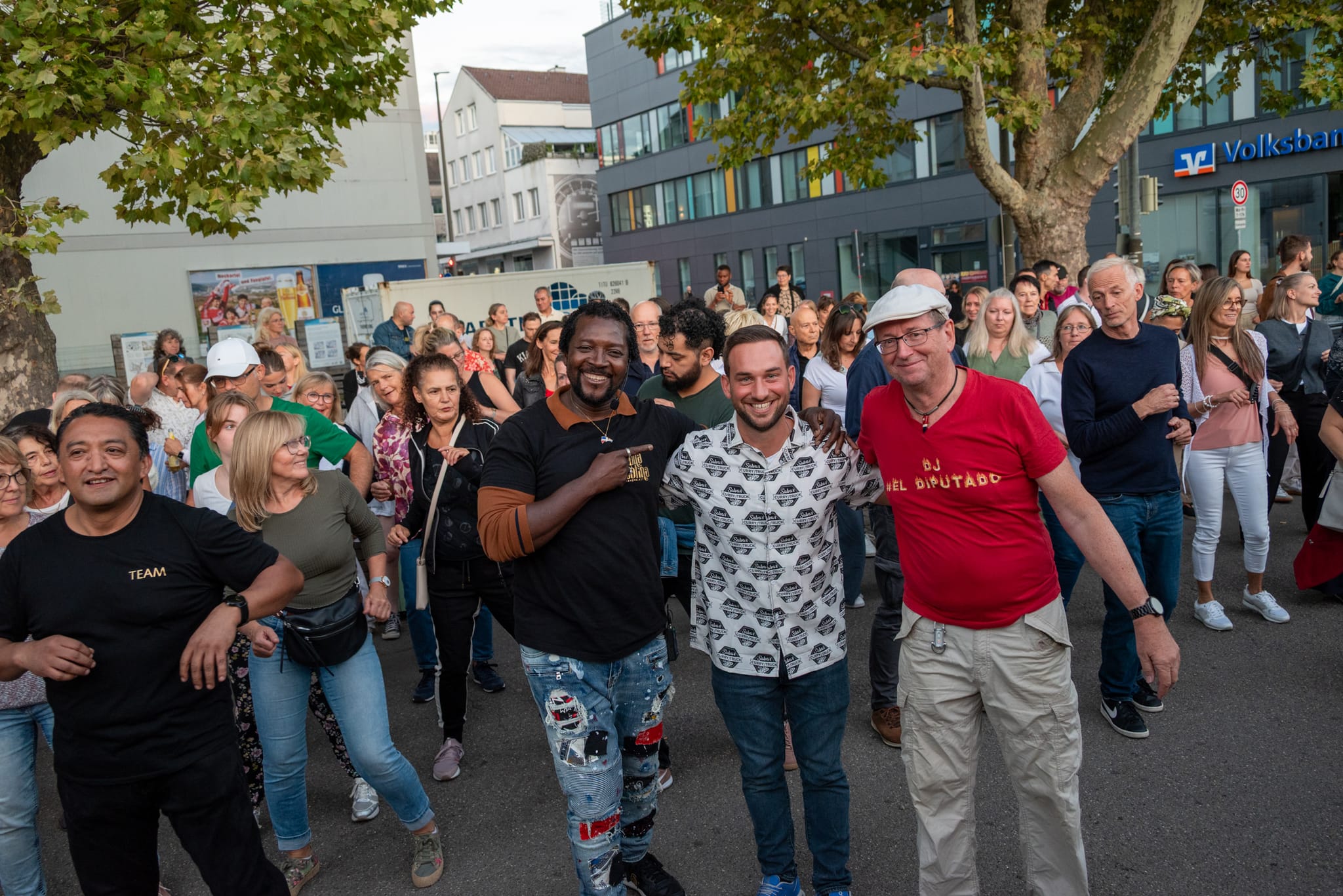 Miguel Guzman Batista, Salvatore Romeo und Richard Pitterle (von links) sorgten für einen weiteren Salsa-Abend in der Innenstadt.