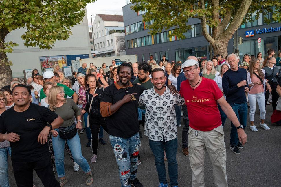 Miguel Guzman Batista, Salvatore Romeo und Richard Pitterle (von links) sorgten für einen weiteren Salsa-Abend in der Innenstadt.